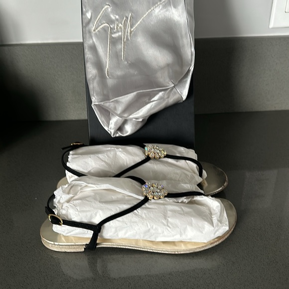 Giuseppe Zanotti flat thong sandal with crystal flower - Picture 4 of 7